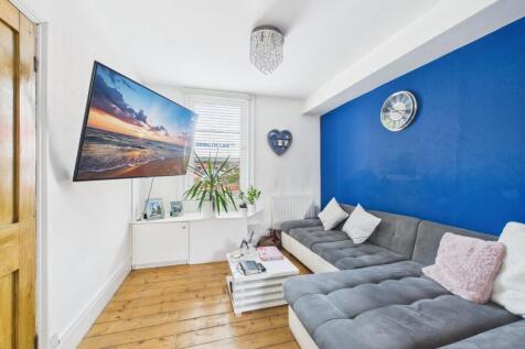 1. CAM04922G0-PR0065-STILL001