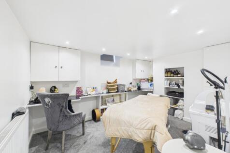 7. CAM04922G0-PR0065-STILL009