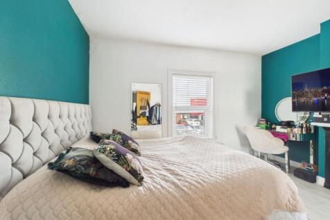 11. CAM04922G0-PR0065-STILL020