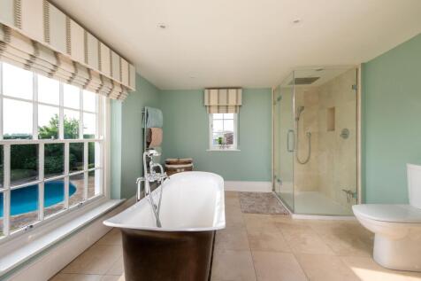 Principal ensuite bathroom