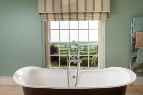 Principal ensuite bathroom