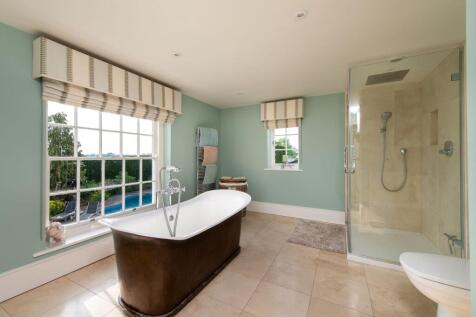 Principal ensuite bathroom