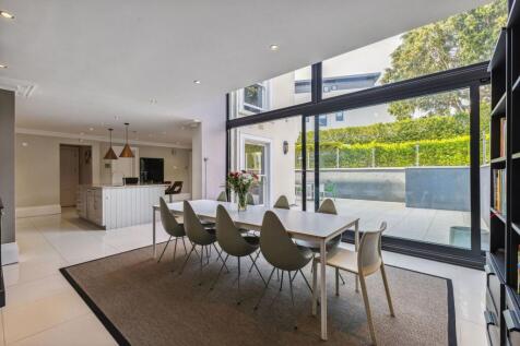 Family room / dining room