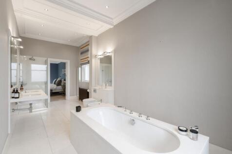 Principal en suite bathroom