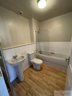 09-mainbathroom