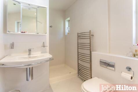 The Vale-71-Family Bathroom.jpg