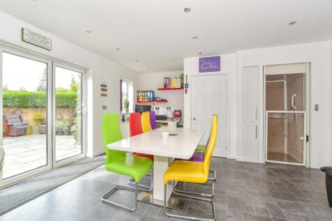 Kitchen/ Dining Room