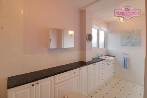 FAMILY BATHROOM TWO
