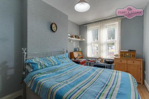 SITTING ROOM / BED 3