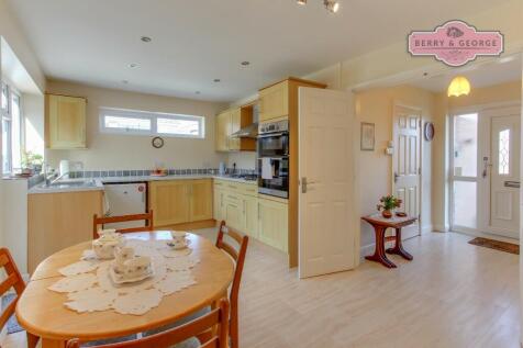 KITCHEN / DINING 