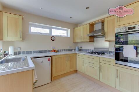 KITCHEN / DINING