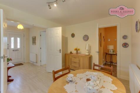 KITCHEN / DINING