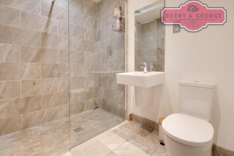 FAMILY SHOWER ROOM