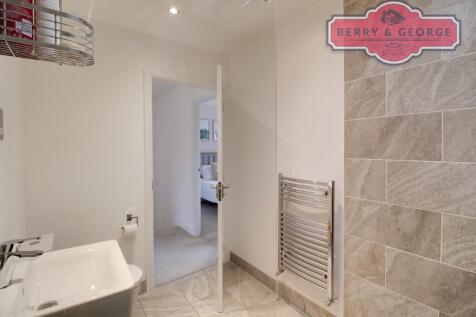 FAMILY SHOWER ROOM