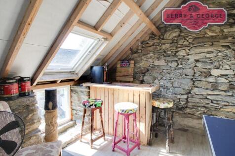 OUTHOUSE GYM / BAR