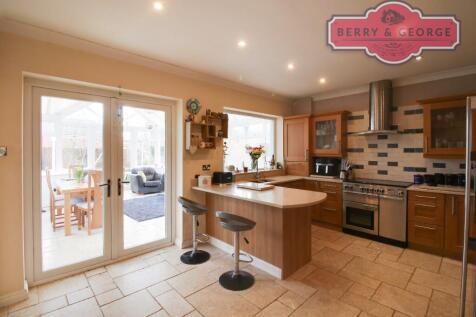 KITCHEN / BREAKFAST