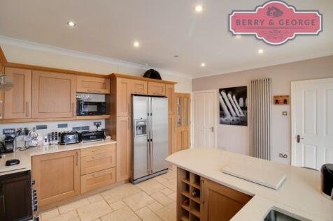 KITCHEN / BREAKFAST