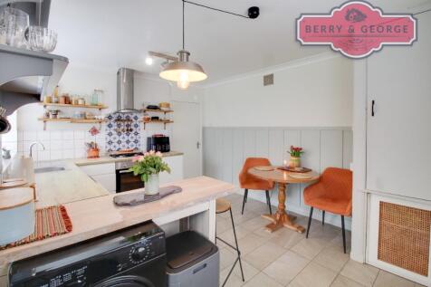 KITCHEN / BREAKFAST