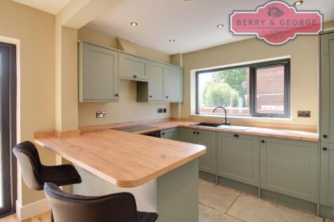 KITCHEN / BREAKFAST