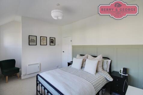 MAIN BEDROOM