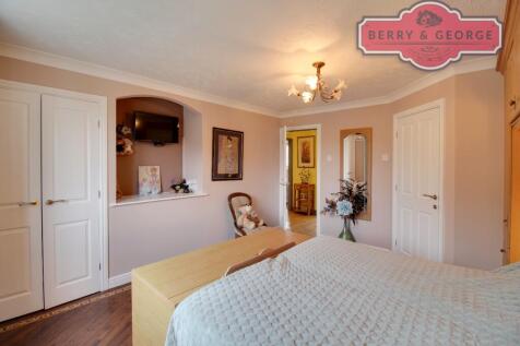 MAIN BEDROOM