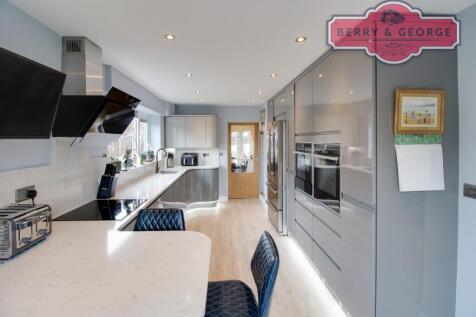 KITCHEN / BREAKFAST 