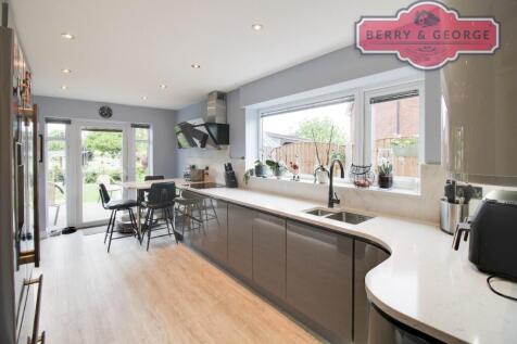 KITCHEN / BREAKFAST