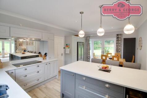 KITCHEN / BREAKFAST