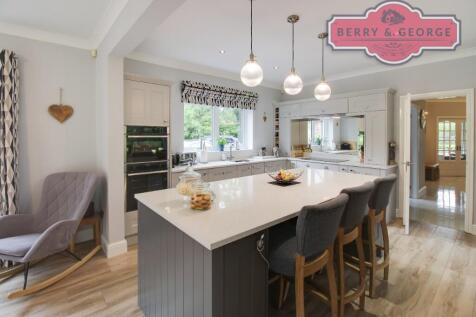 KITCHEN / BREAKFAST