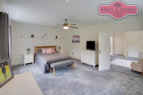 MAIN BEDROOM