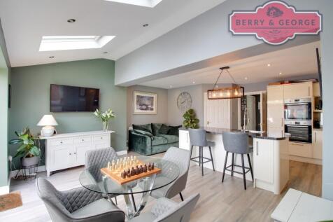 KITCHEN /FAMILY ROOM