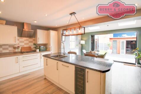 KITCHEN /FAMILY ROOM