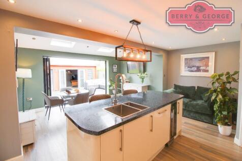 KITCHEN /FAMILY ROOM