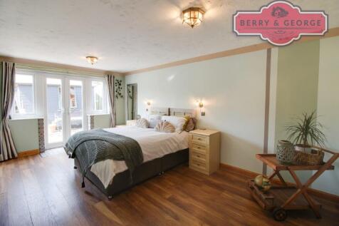 MAIN BEDROOM