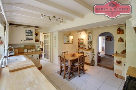 KITCHEN / BREAKFAST