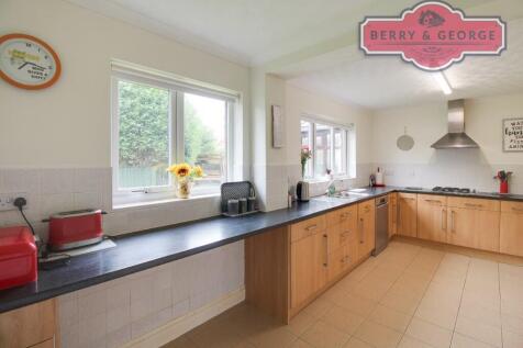 KITCHEN / BREAKFAST