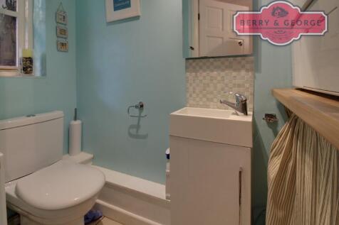CLOAKROOM / EN-SUITE