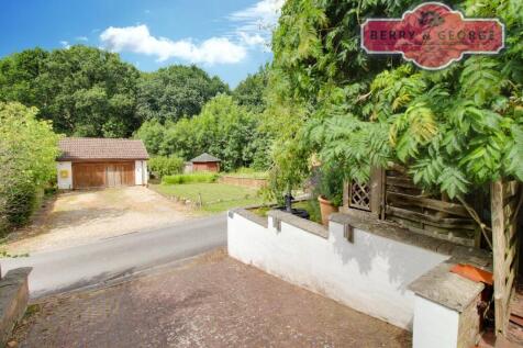 DRIVEWAY / FRONT