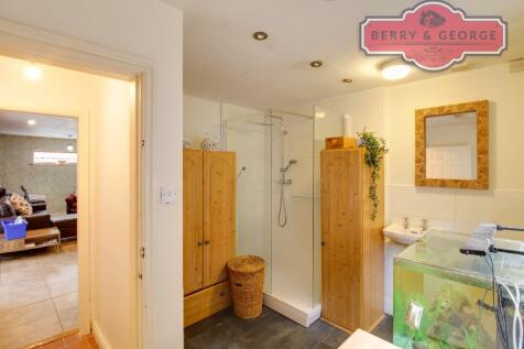 SHOWER/UTILITY ROOM