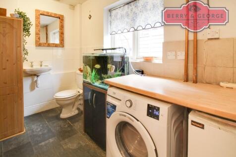 SHOWER/UTILITY ROOM