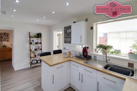 KITCHEN / BREAKFAST