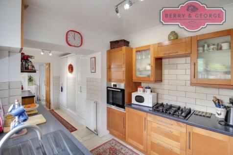 KITCHEN / BREAKFAST