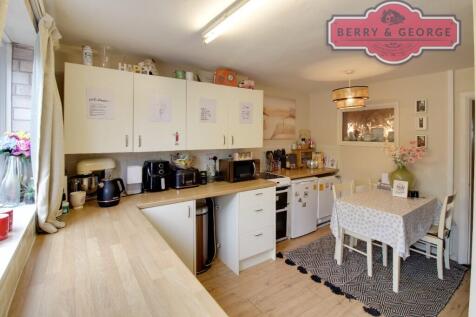 KITCHEN / BREAKFAST
