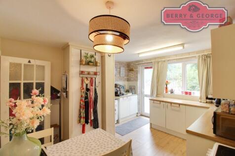 KITCHEN / BREAKFAST
