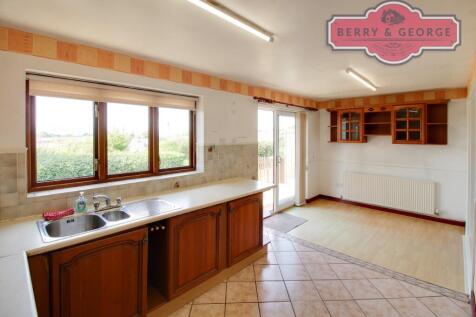 KITCHEN / BREAKFAST