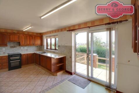 KITCHEN / BREAKFAST 