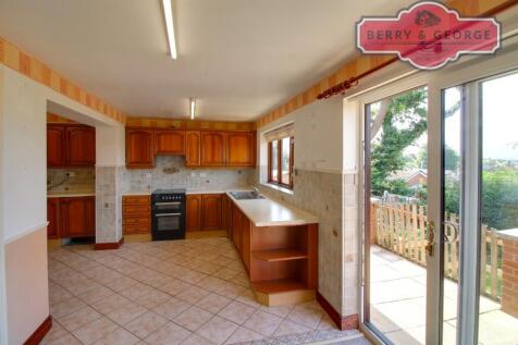 KITCHEN / BREAKFAST 