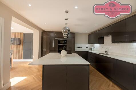 KITCHEN/BREAKFAST
