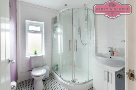 CLOAKROOM/SHOWER