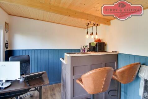OFFICE / BAR